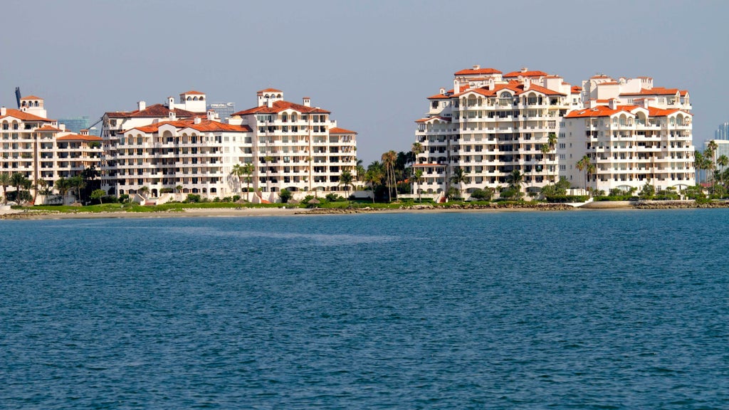 Man struck by boat propeller while in water off Miami Beach marina, FWC says — CBS Miami, Weston Health news