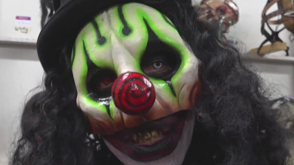 Scare actor trades ice sales for Halloween mayhem at Jungle Island's Horrorland — CBS Miami, Weston Business news