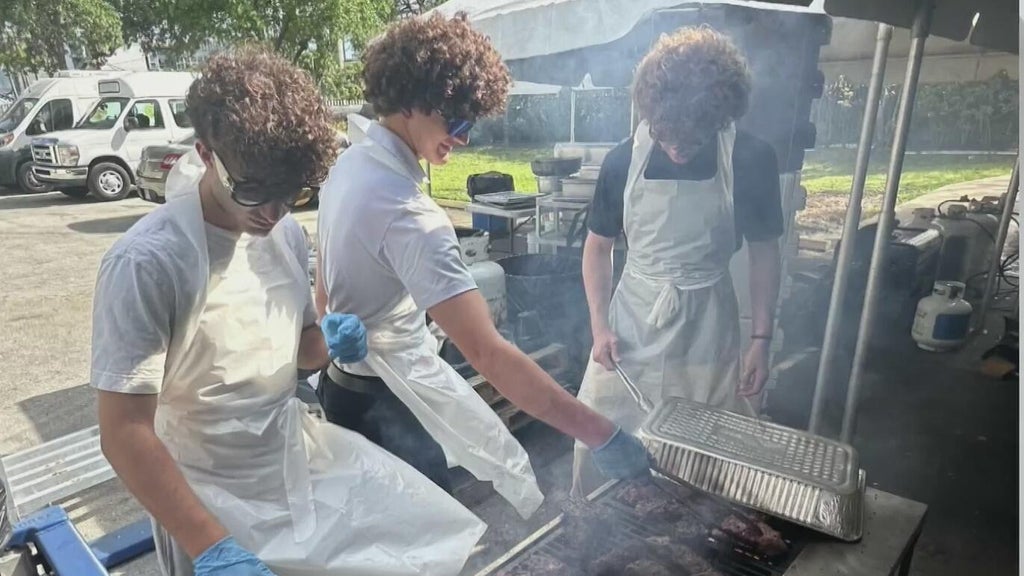 Miami high school students serving up more than just a hot meal for those in need — CBS Miami, Weston Schools news