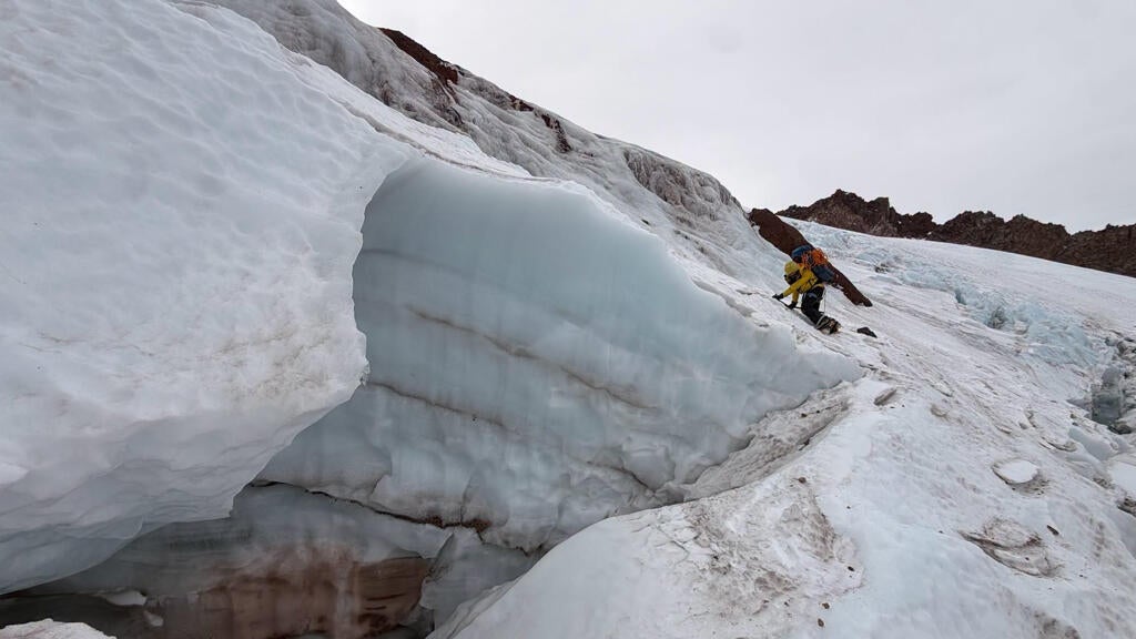 Florida man injured climbing California's Mount Shasta rescued after 2 nights in freezing temps — CBS Miami, Weston Health news