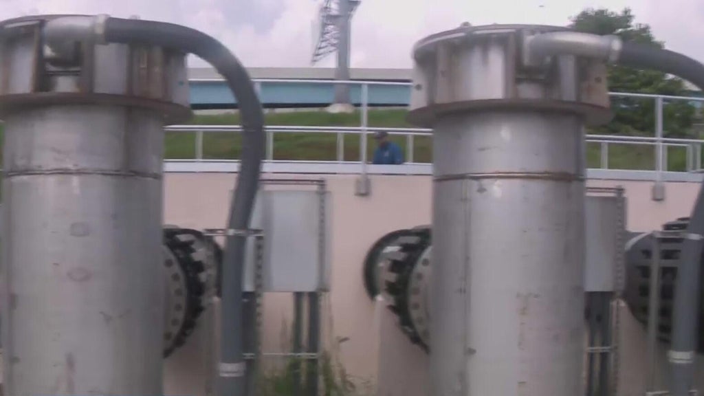 Fort Lauderdale stormwater pumps tested by heavy rain as residents prepare for king tides in flood-prone neighborhoods — CBS Miami, Weston Schools news