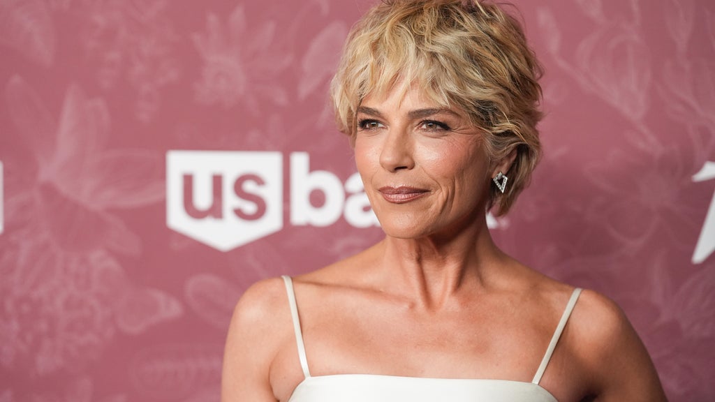 Actress Selma Blair arrested after allegedly biting flight attendant, being restrained on flight from LAX to JFK, source says — CBS Miami, Weston Health news