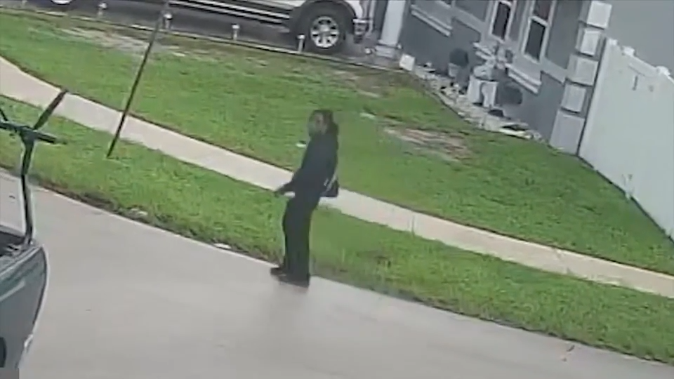 Officials search for subject who stole several electronic devices from North Lauderdale home — WSVN 7 Broward