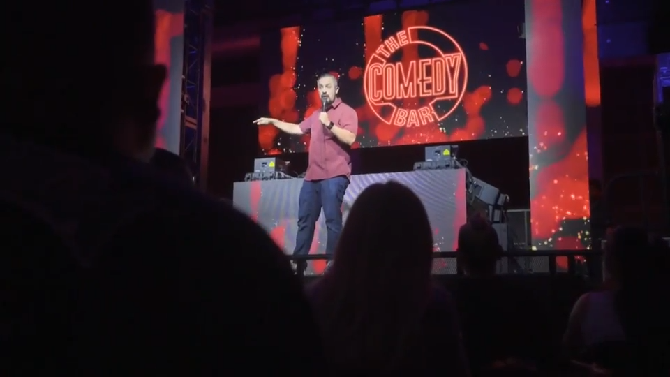 Fort Lauderdale nightclub becomes stand-up comedy club for a night of laughter — WSVN Entertainment