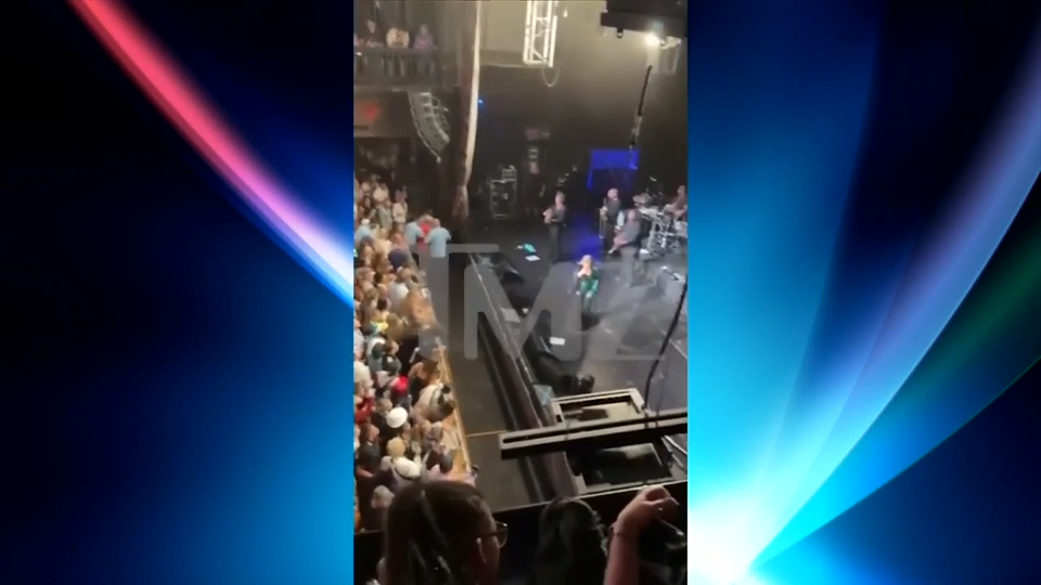 Kelly Clarkson briefly stops Orlando show after noticing woman in medical emergency — WSVN Entertainment